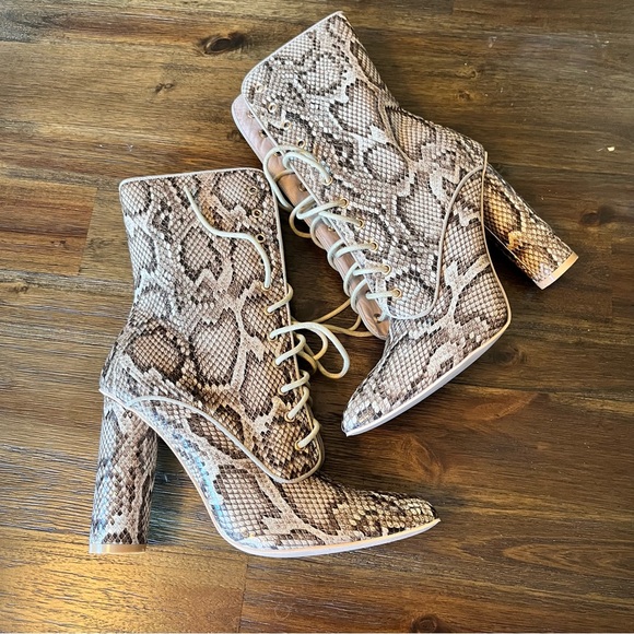 Fashion Nova Snake Print Lace Up Bootie Size 11 - Picture 4 of 7